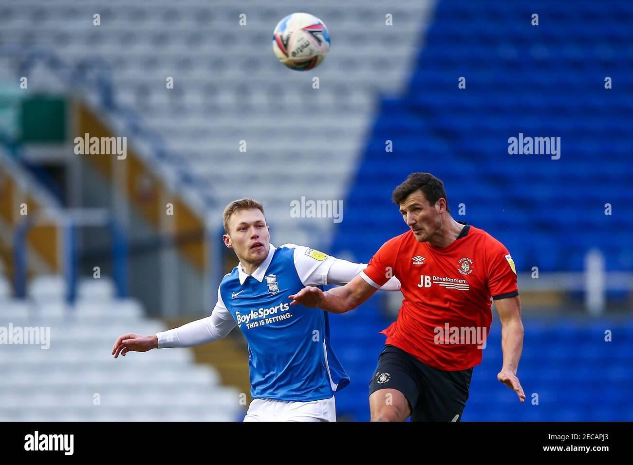 Birmingham, Royaume-Uni. 13 février 2021. Matty Pearson #6 de Luton Town dirige le ballon clair tandis que sous la pression de Sam Cosgrove #16 de Birmingham City à Birmingham, Royaume-Uni le 2/13/2021. (Photo de Simon Bissett/News Images/Sipa USA) crédit: SIPA USA/Alay Live News Banque D'Images