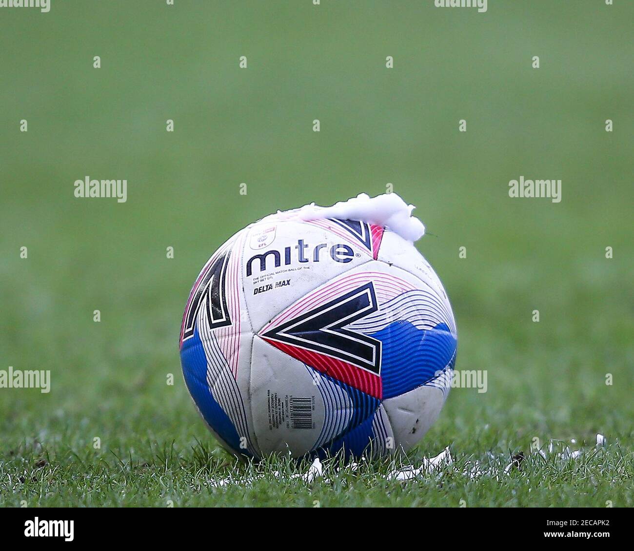 Birmingham, Royaume-Uni. 13 février 2021. Le Sky Bet Championship Mitre Delta Max Match ball avec Referee Gavin Ward spray à Birmingham, Royaume-Uni le 2/13/2021. (Photo de Simon Bissett/News Images/Sipa USA) crédit: SIPA USA/Alay Live News Banque D'Images