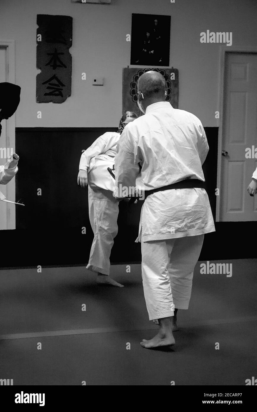 Cette photo d'action est de mon fils et de ses camarades de classe dans une classe de karaté. Karate est un sport physiquement et mentalement stimulant qui renforce l'agilité. Banque D'Images