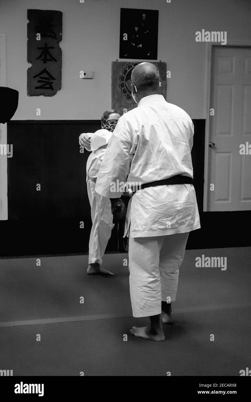 Cette photo d'action est de mon fils et de ses camarades de classe dans une classe de karaté. Karate est un sport physiquement et mentalement stimulant qui renforce l'agilité. Banque D'Images