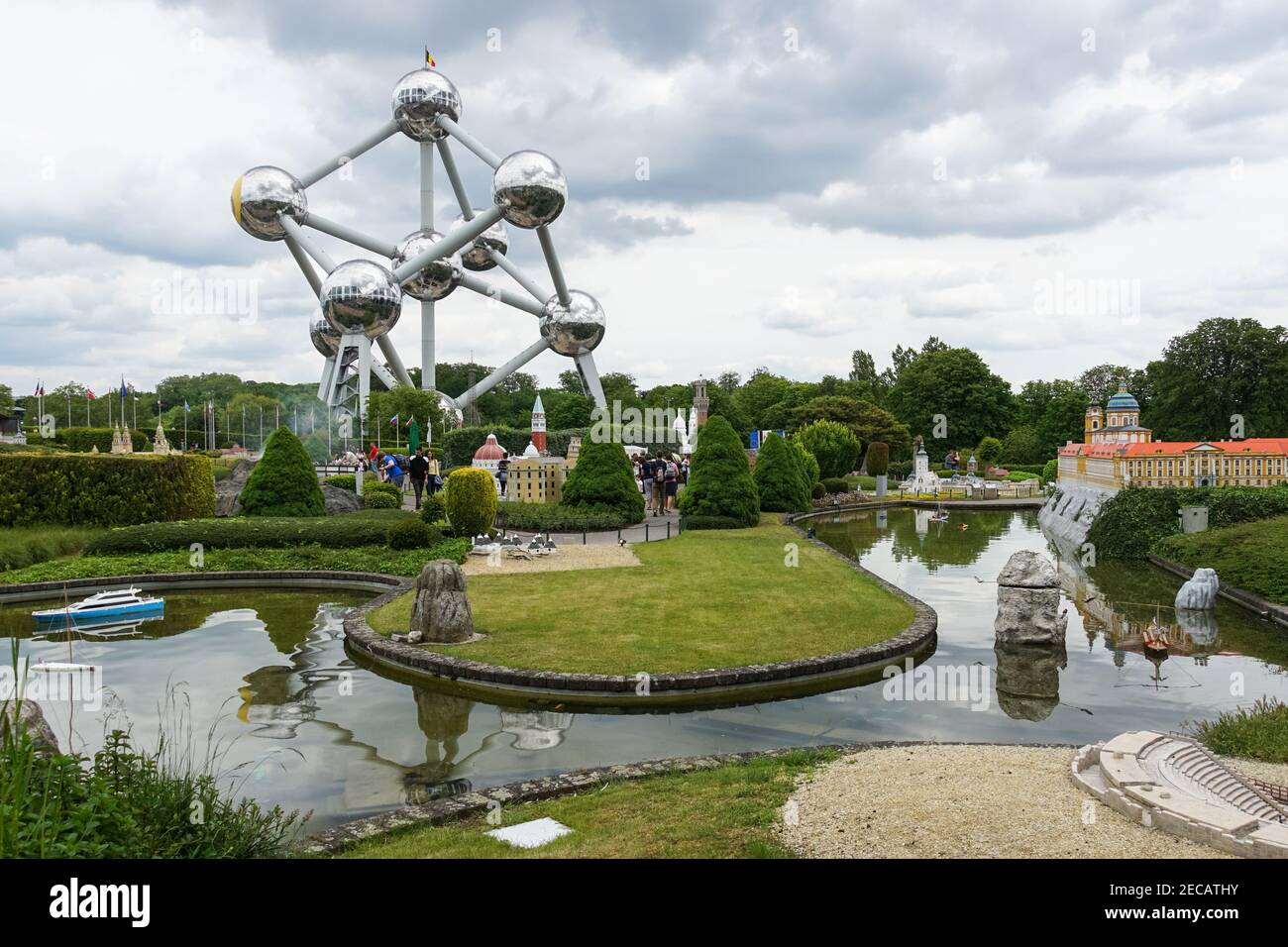 Mini-Europe Parc miniature avec les monuments européens avec la structure Atomium en arrière-plan, Bruxelles, Belgique Banque D'Images