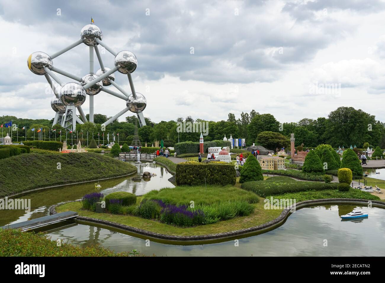 Mini-Europe Parc miniature avec les monuments européens avec la structure Atomium en arrière-plan, Bruxelles, Belgique Banque D'Images