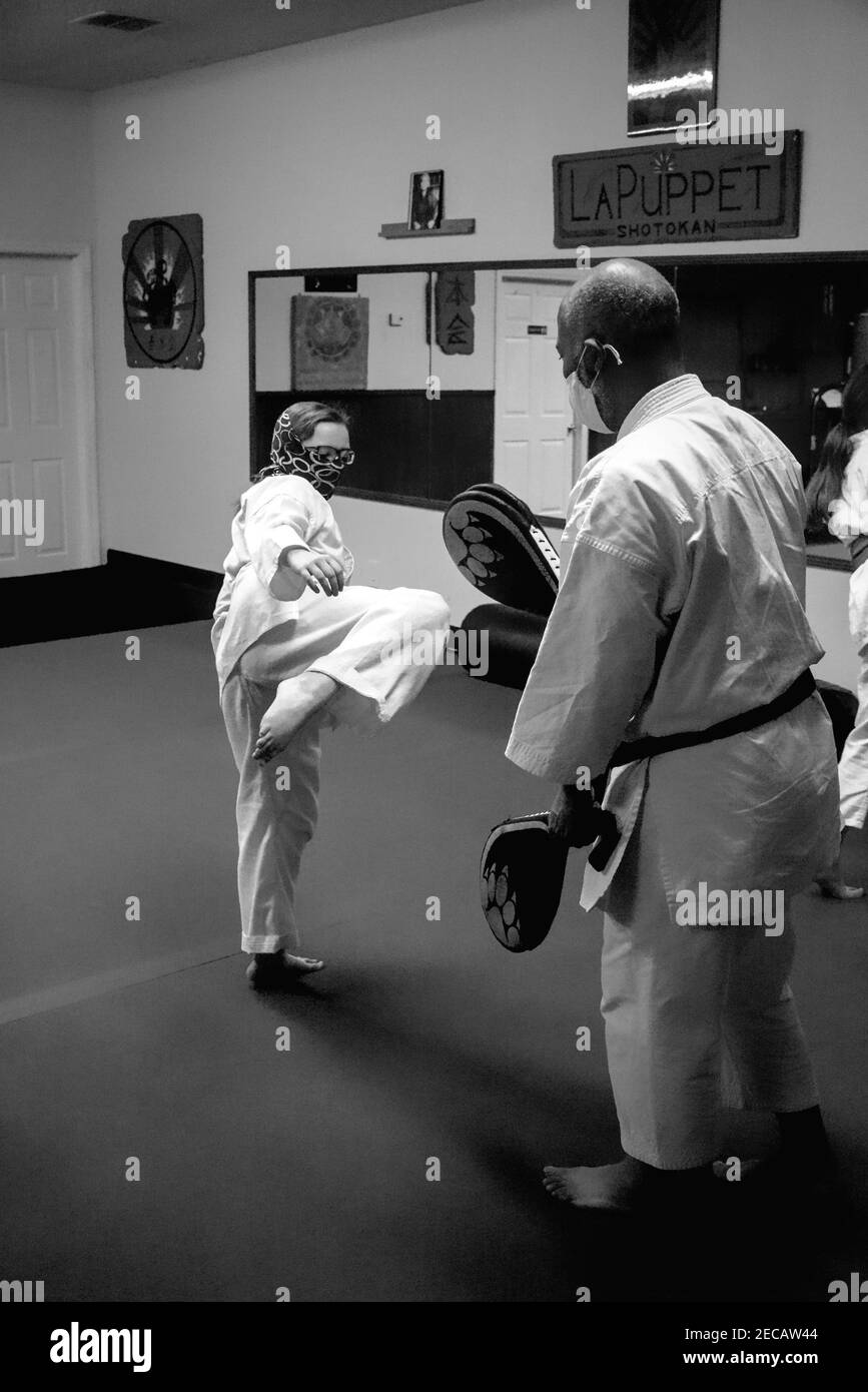 Cette photo d'action est de mon fils et de ses camarades de classe dans une classe de karaté. Karate est un sport physiquement et mentalement stimulant qui renforce l'agilité. Banque D'Images