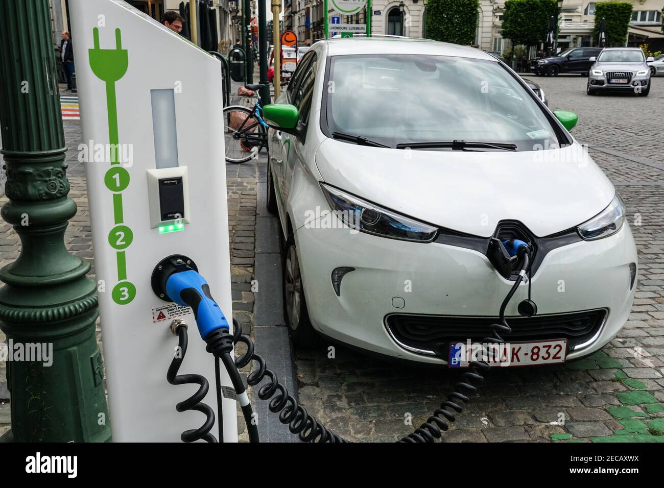 Renault ZOE charge voiture électrique au point de charge à Bruxelles