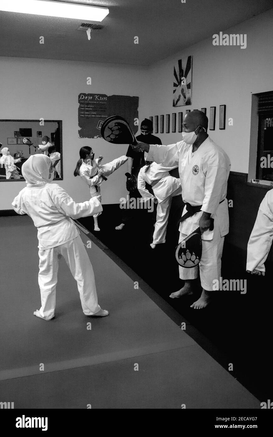 Cette photo d'action est de mon fils et de ses camarades de classe dans une classe de karaté. Karate est un sport physiquement et mentalement stimulant qui renforce l'agilité. Banque D'Images