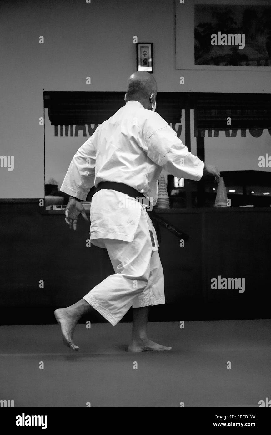 Cette photo d'action est de mon fils et de ses camarades de classe dans une classe de karaté. Karate est un sport physiquement et mentalement stimulant qui renforce l'agilité. Banque D'Images