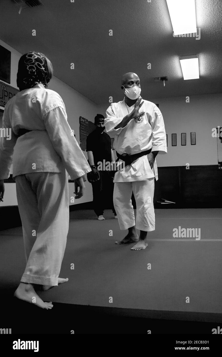 Cette photo d'action est de mon fils et de ses camarades de classe dans une classe de karaté. Karate est un sport physiquement et mentalement stimulant qui renforce l'agilité. Banque D'Images