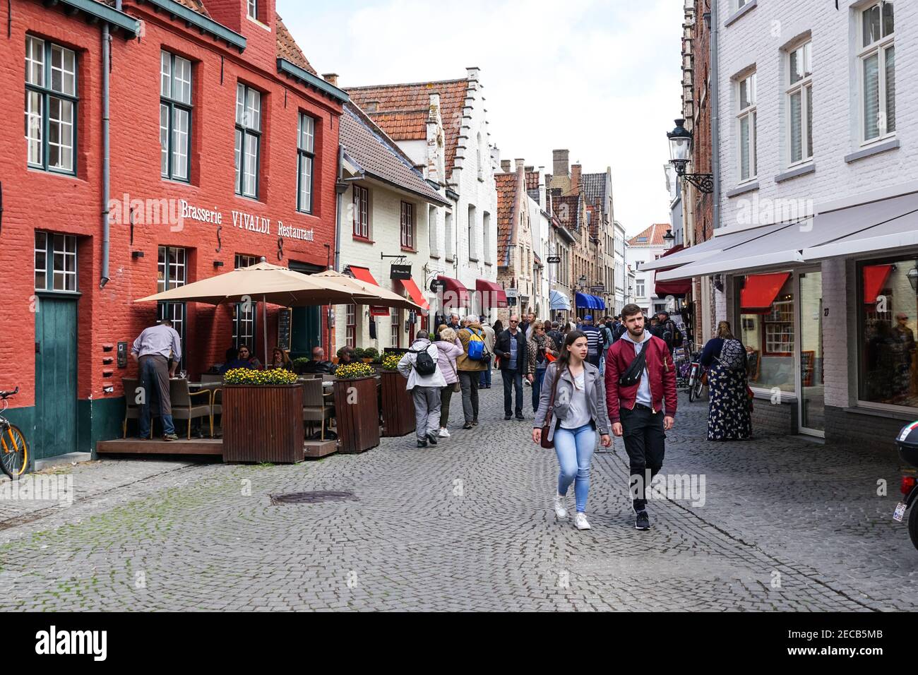 Touristes dans la rue Wijngaardstraat à Bruges, Belgique Banque D'Images Touristes dans la rue Wijngaardstraat à Bruges, Belgique Banque D'Images