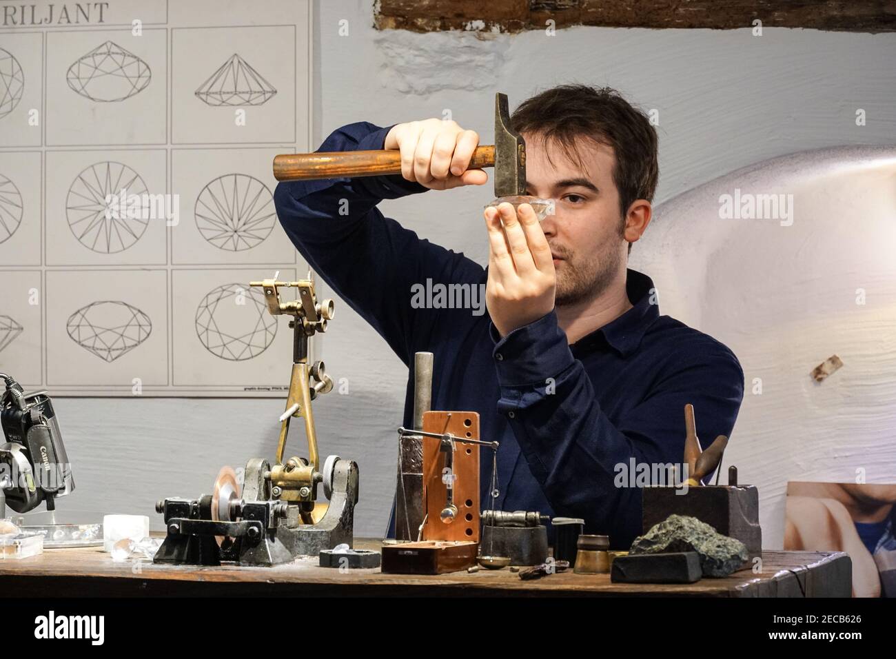 Présentation sur les formes de diamant et les outils et techniques de découpe au diamant au Musée du diamant, Bruges, Belgique Banque D'Images