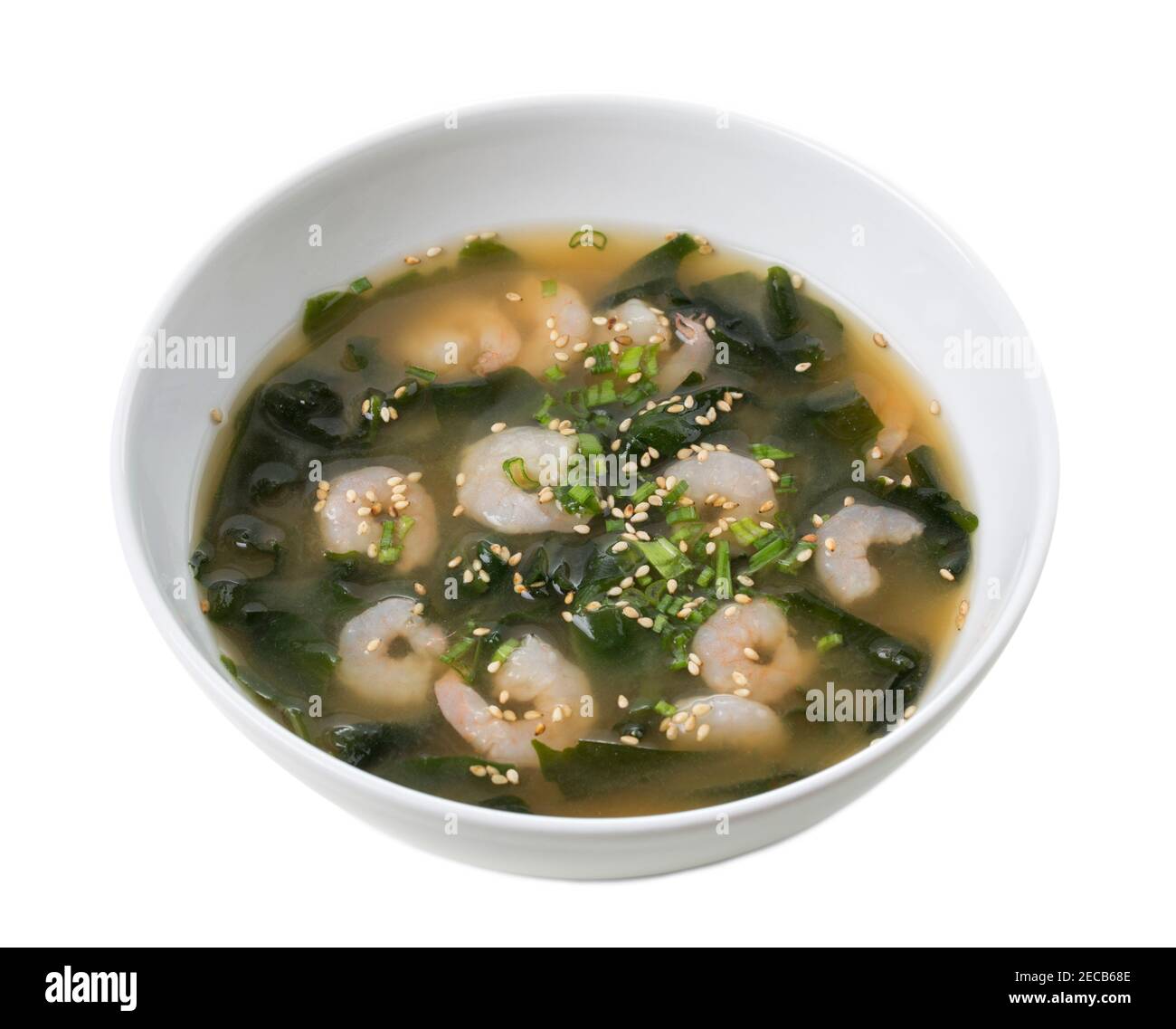 Soupe japonaise miso avec crevettes et algues kombu. Isolé sur un fond blanc. Banque D'Images