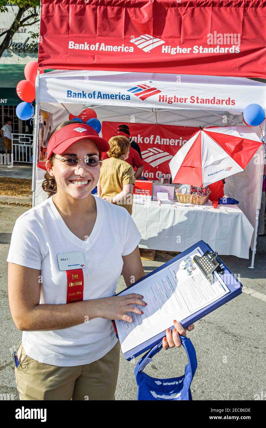Miami Floride, Coral Gables, Carnaval sur le Mile, Bank of America promouvant les services bancaires, femme hispanique offrant questionnaire d'enquête Banque D'Images