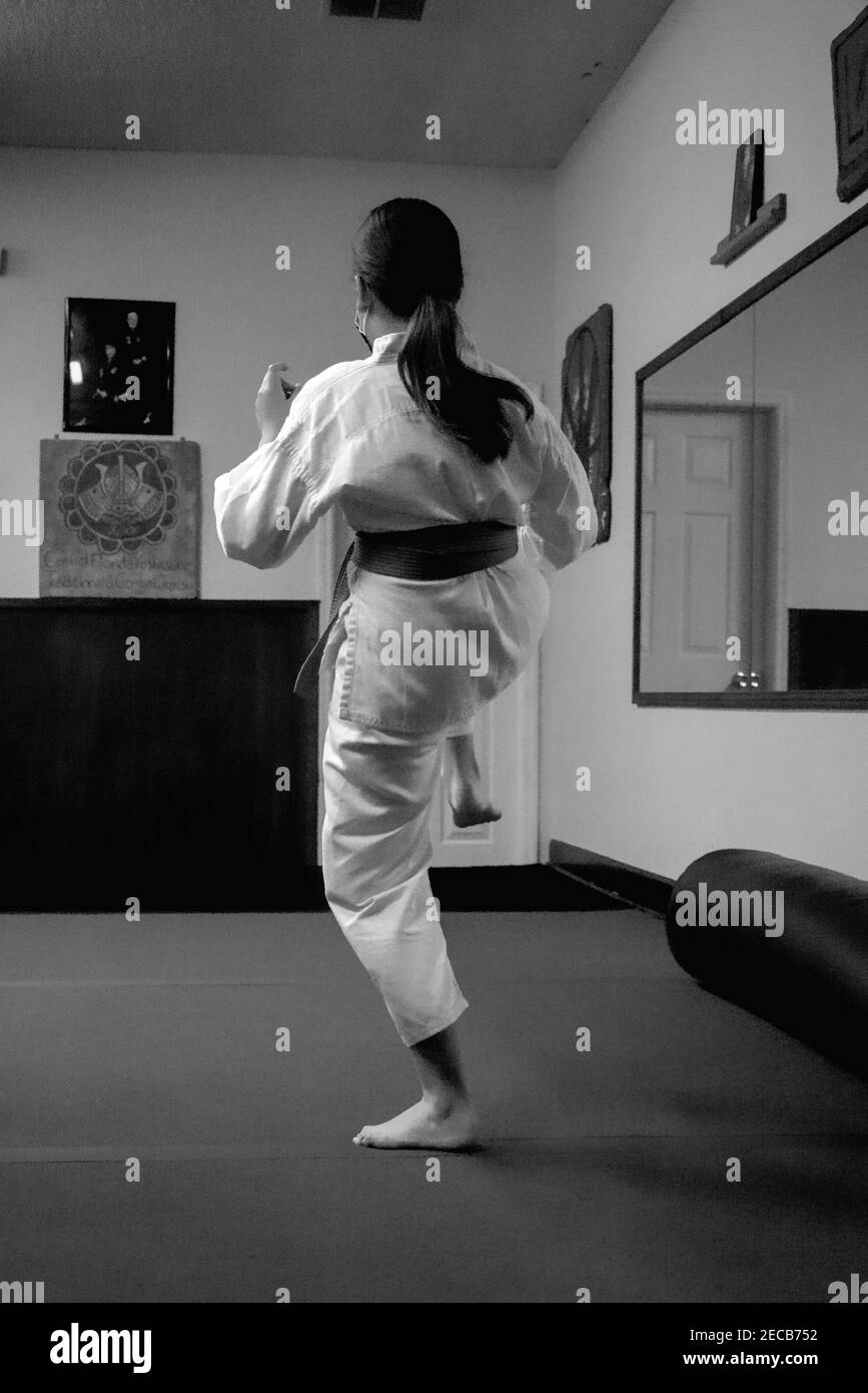 Cette photo d'action est de mon fils et de ses camarades de classe dans une classe de karaté. Karate est un sport physiquement et mentalement stimulant qui renforce l'agilité. Banque D'Images