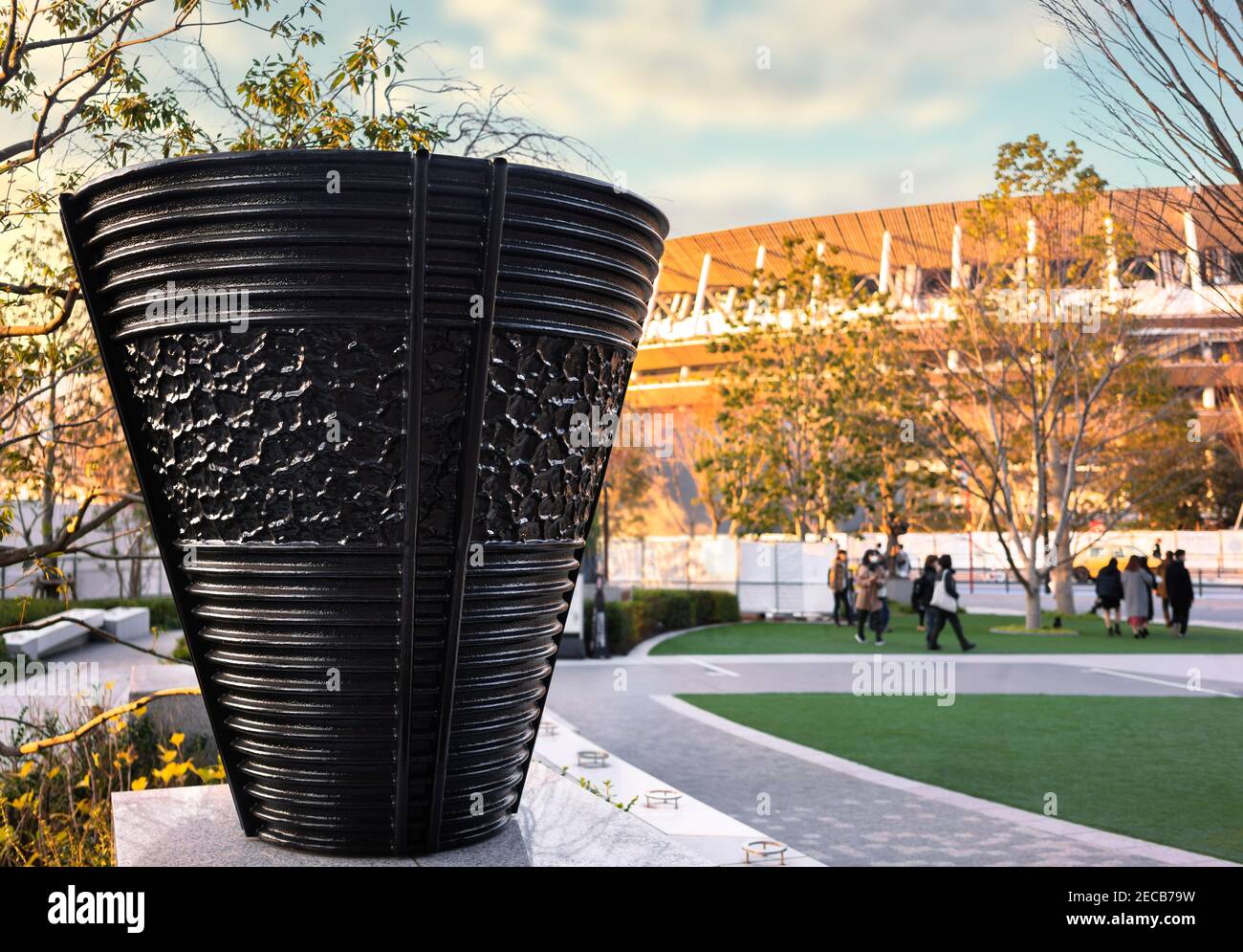 tokyo, japon - février 8 2021 : réplique du Cauldron olympique utilisé en 1964 pour les Jeux Olympiques d'été de Tokyo exposés au Musée Olympique du Japon en S. Banque D'Images