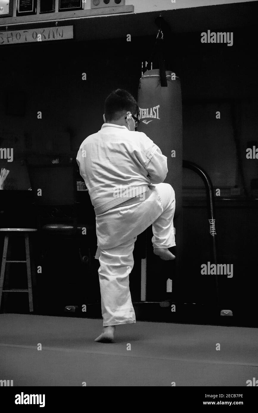 Cette photo d'action est de mon fils et de ses camarades de classe dans une classe de karaté. Karate est un sport physiquement et mentalement stimulant qui renforce l'agilité. Banque D'Images