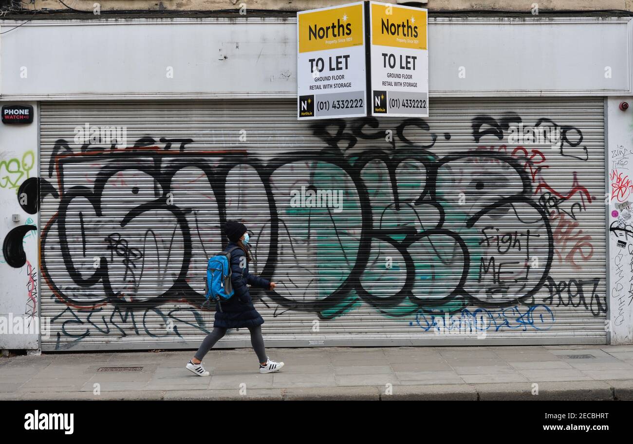 Dublin, Irlande. 12 février 2021. Une femme se promène dans un centre commercial fermé dans le centre-ville de Dublin, pendant le confinement en cas de pandémie COVID-19.les restrictions de niveau 5 devraient être étendues par le gouvernement irlandais, d'au moins six semaines supplémentaires, avec seulement les écoles et le secteur de la construction susceptibles d'être autorisés à rouvrir avant Pâques. Credit: Cezary Kowalski/SOPA Images/ZUMA Wire/Alay Live News Banque D'Images