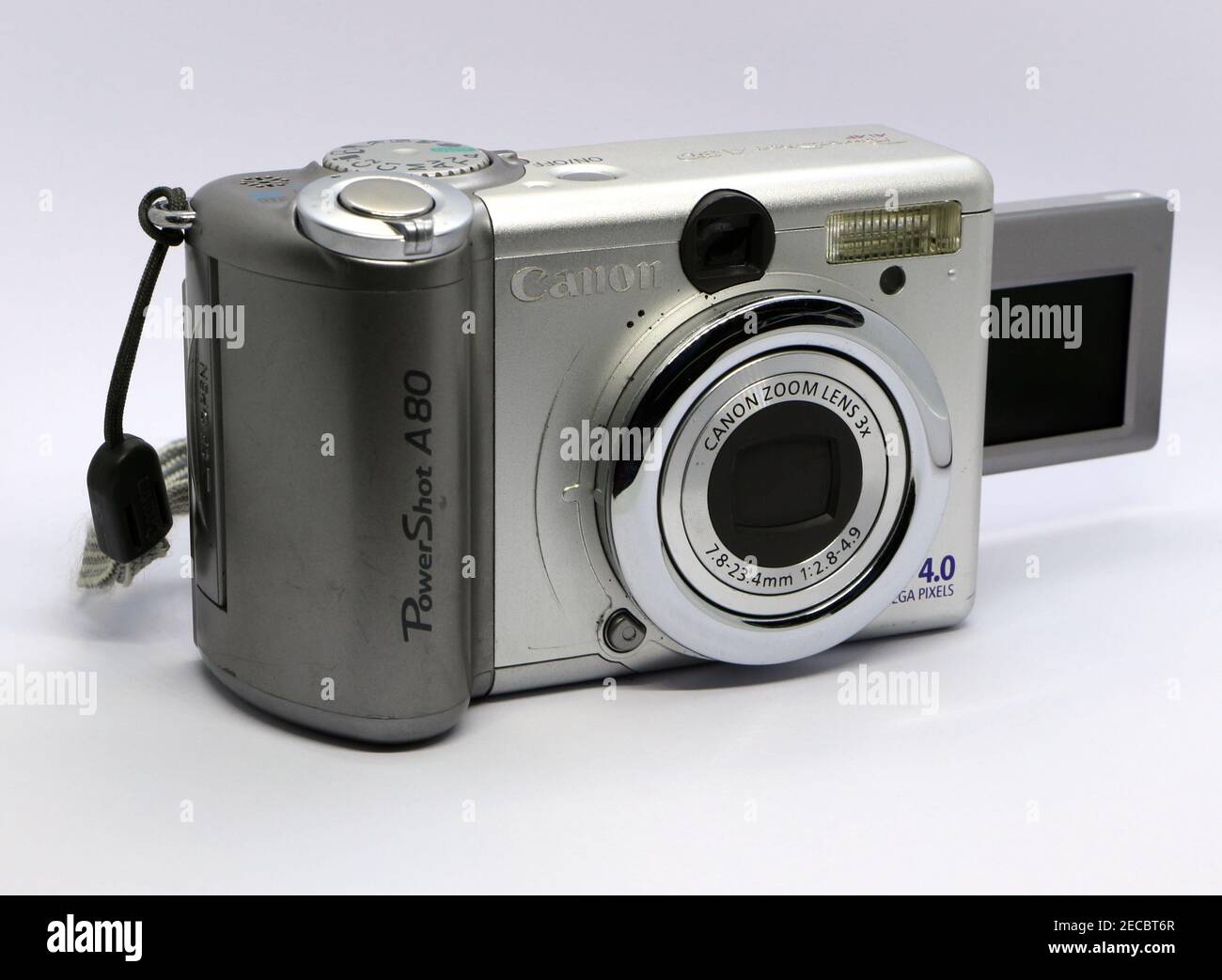 Photo d'un appareil photo numérique Canon PowerShot A80 4,0 mégapixels  argent avec écran LCD rabattable et objectif zoom 7,8-23,4 mm sur fond  blanc Photo Stock - Alamy