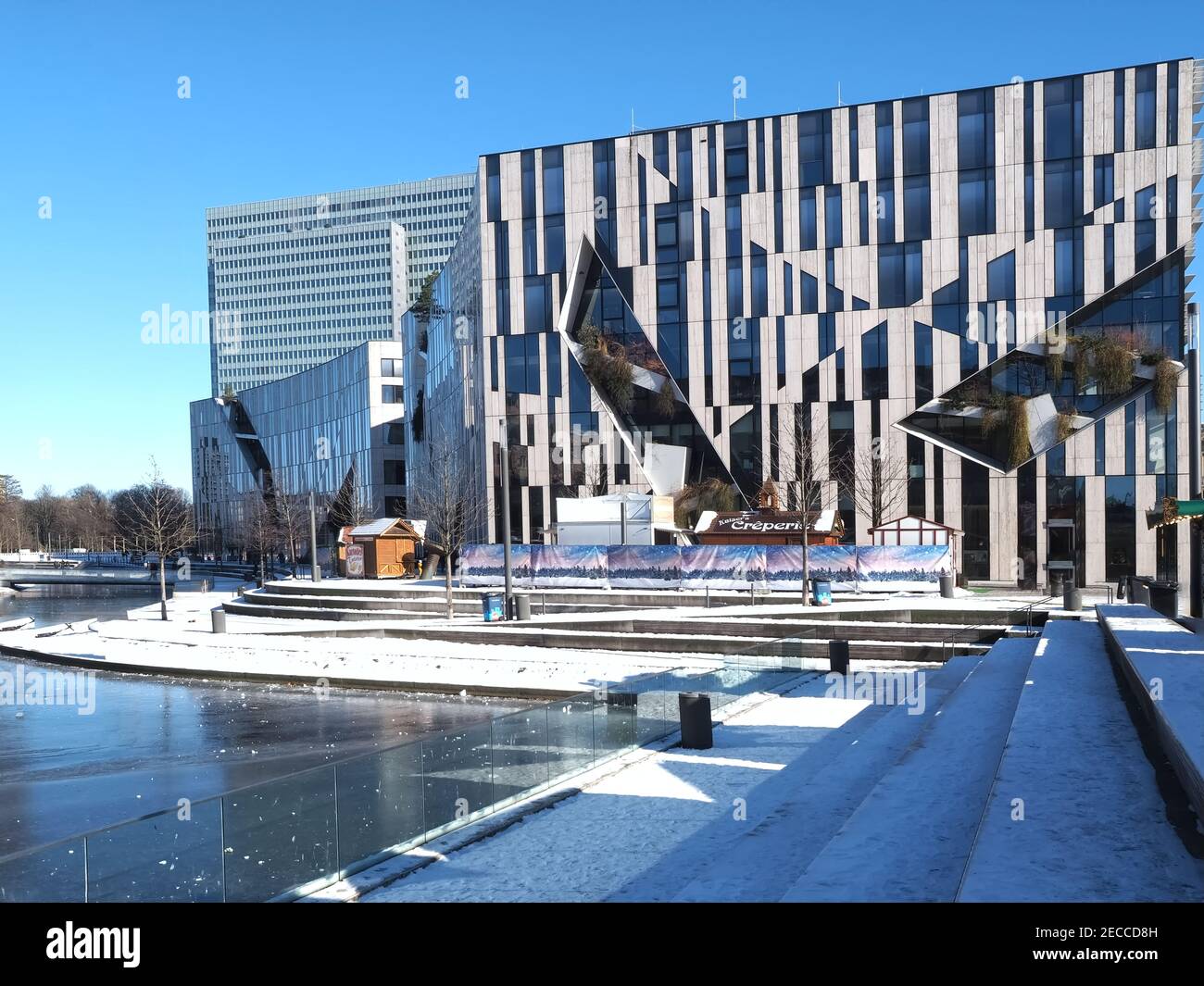 Architecture de Daniel Libeskind à Düsseldorf - le célèbre de la ville de Würtburg-Bogen Appartenant à la Königsallee avec neige en hiver Banque D'Images