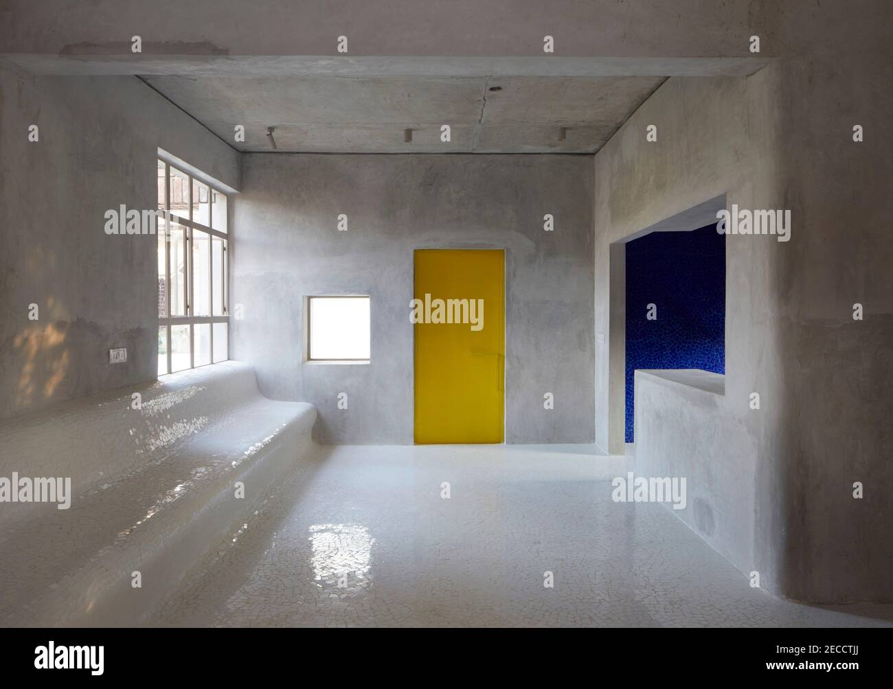 Vue encadrée donnant sur l'espace communal supérieur. The Gallery House, Bansberia, Inde. Architecte: ABIN Design Studio, 2020. Banque D'Images