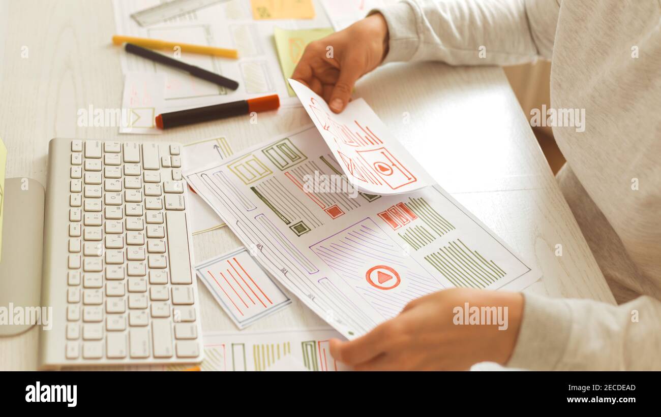 Le concepteur de site Web crée une application d'esquisse. Développement d'un projet dessin d'une maquette d'interface. Banque D'Images