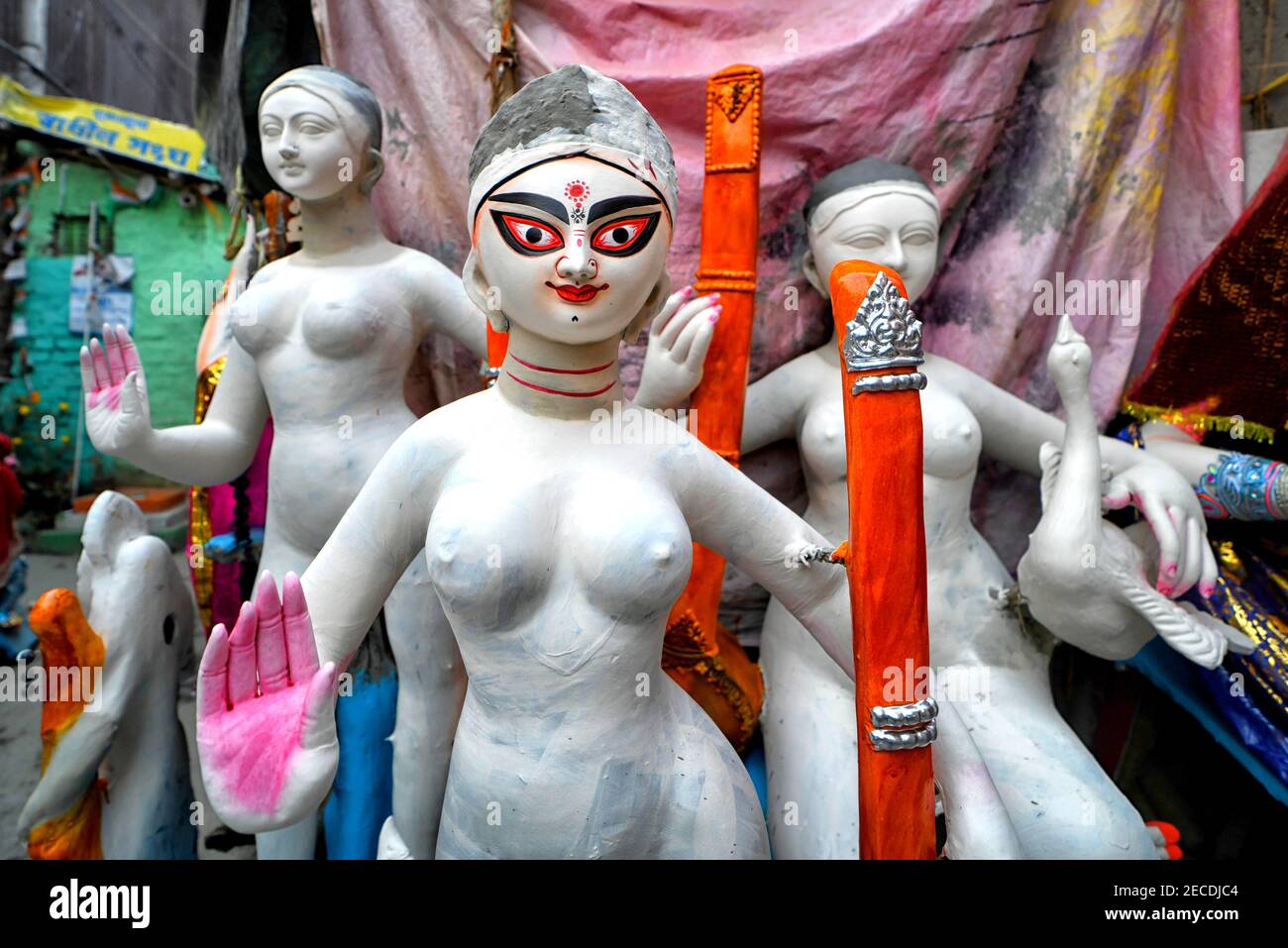 Idoles de Devi Saraswati vues lors des préparatifs du prochain festival Basant Pancami. Basant Pancami ou Vasant Pancami est un festival hindou qui célèbre l'arrivée du printemps en Inde. Banque D'Images