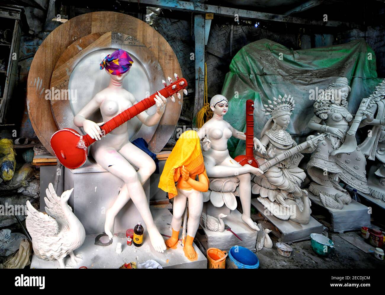 Idoles de Devi Saraswati vues lors des préparatifs du prochain festival Basant Pancami. Basant Pancami ou Vasant Pancami est un festival hindou qui célèbre l'arrivée du printemps en Inde. Banque D'Images