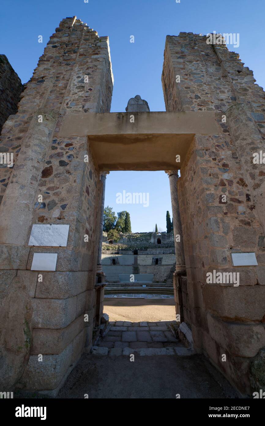 Grand-stand de théâtre romain de Merida vu porte centrale de scène appelée valva regia. L'un des plus grands et des plus vastes sites archéologiques d'Europe. Etr Banque D'Images