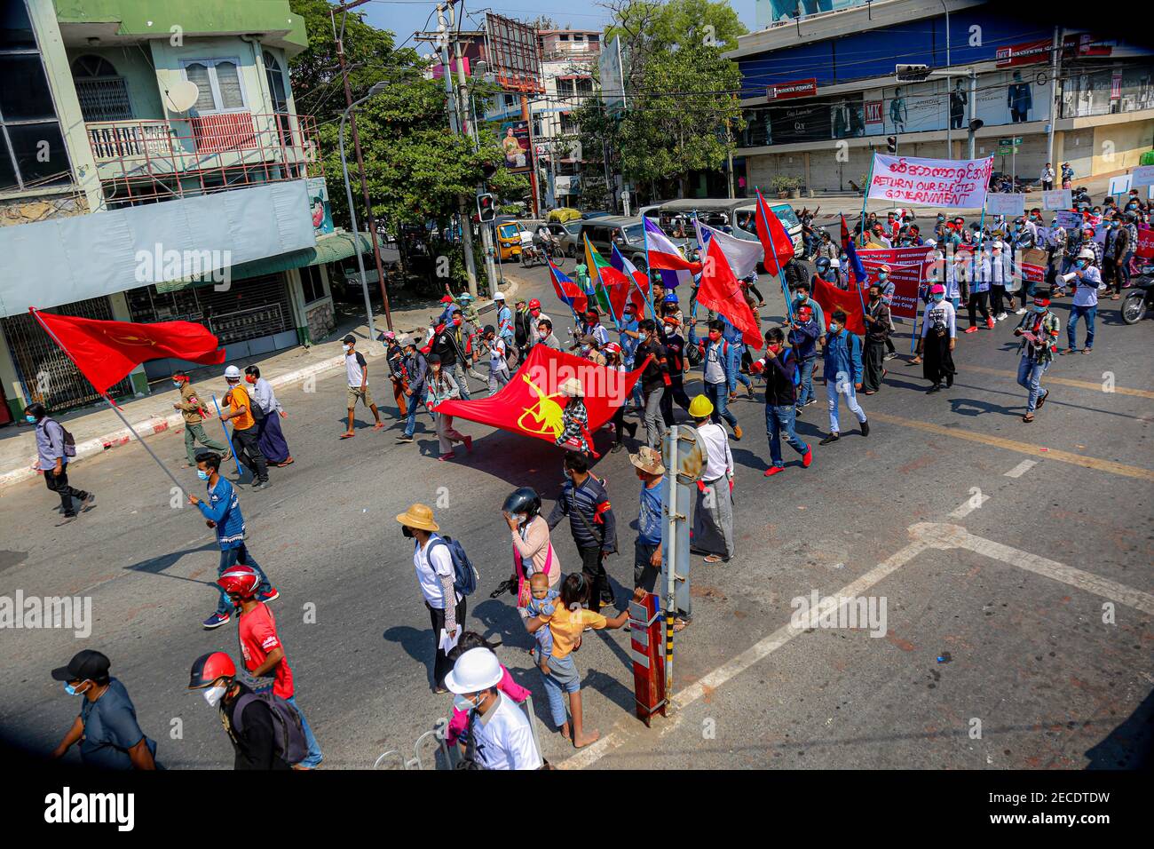 Les manifestants qui détiennent le drapeau du syndicat de la Fédération des étudiants de toute la Birmanie lors d'une marche contre le coup d'État militaire.l'armée du Myanmar a détenu le conseiller d'État du Myanmar Aung San Suu Kyi le 01 février, 2021 et a déclaré l'état d'urgence tout en prenant le pouvoir dans le pays pendant un an après avoir perdu l'élection contre la Ligue nationale pour la démocratie (NLD). Banque D'Images