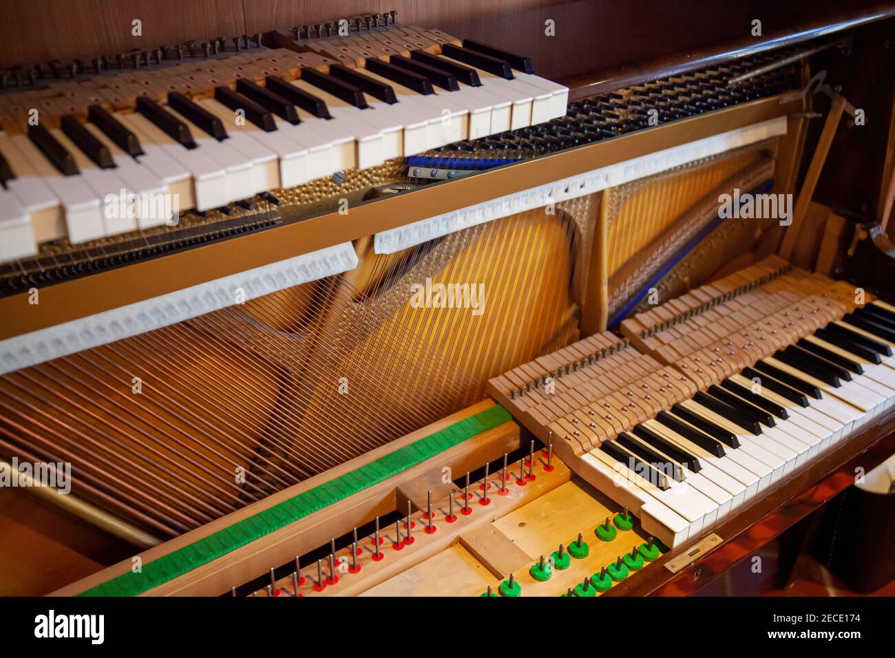 Piano vertical démonté pour réparation, entretien, réglage, nettoyage. Piano ouvert avec panneau sonore et chaîne visible. Banque D'Images