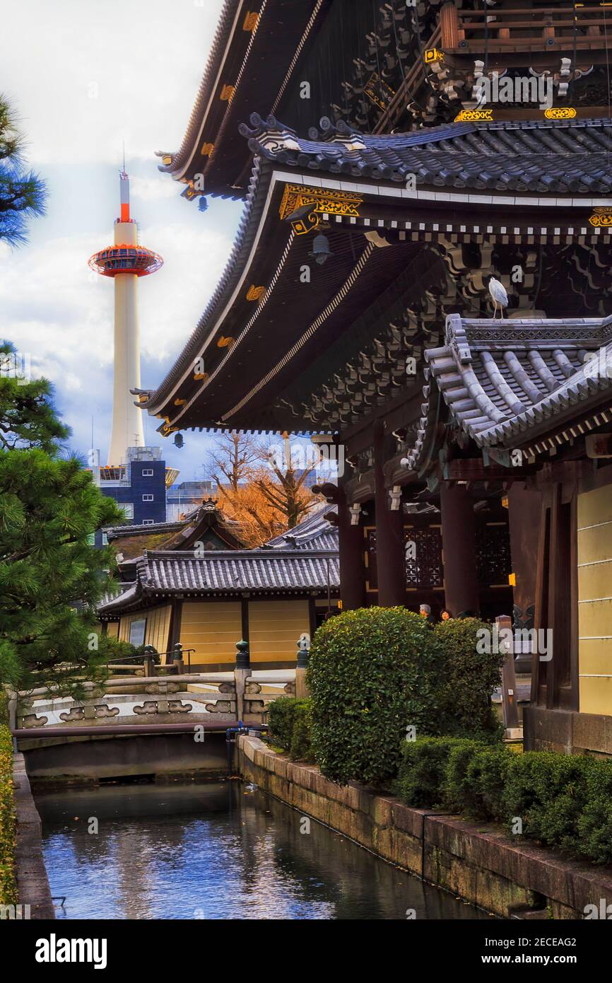 Ancienne porte du patrimoine et tour de monastère et temple contre la nouvelle tour de télécommunication moderne dans la ville de Kyoto au Japon. Banque D'Images