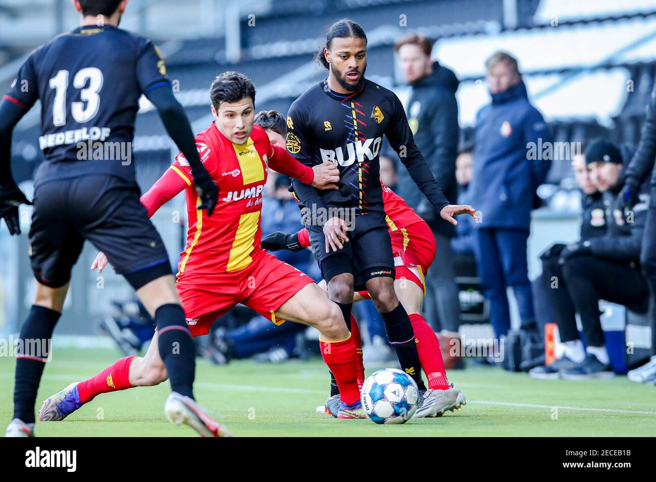 ALMELO, PAYS-BAS - FÉVRIER 13: Giannis Foivos Botos de Vas-y Eagles, Rashaan Fernandes de Telstar pendant le match hollandais de Keukenkampioosdivision Banque D'Images