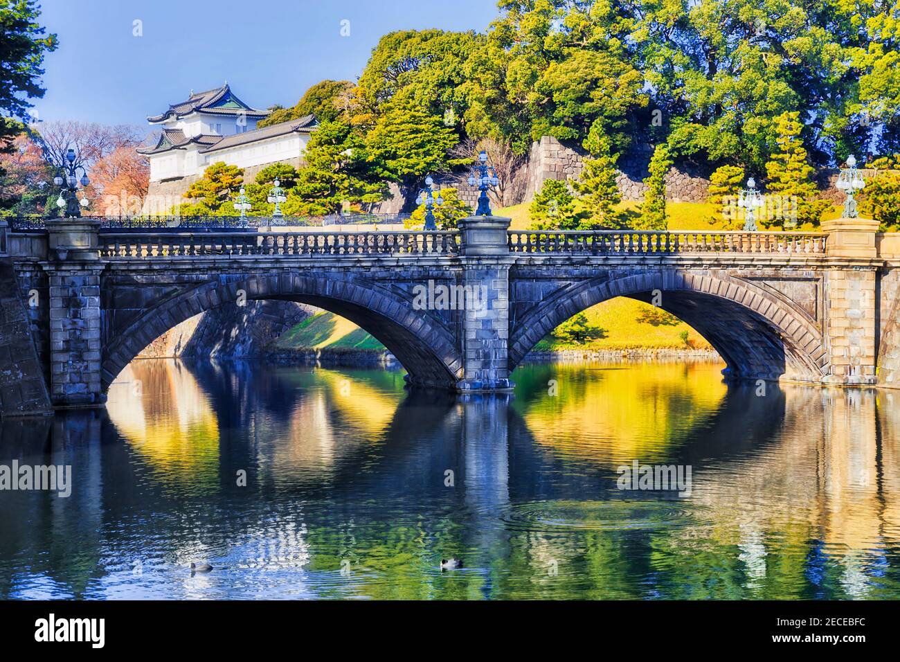 Vieux pont en pierre traversant le fossé autour du palais impérial de Tokyo, au Japon, par une journée ensoleillée. Banque D'Images