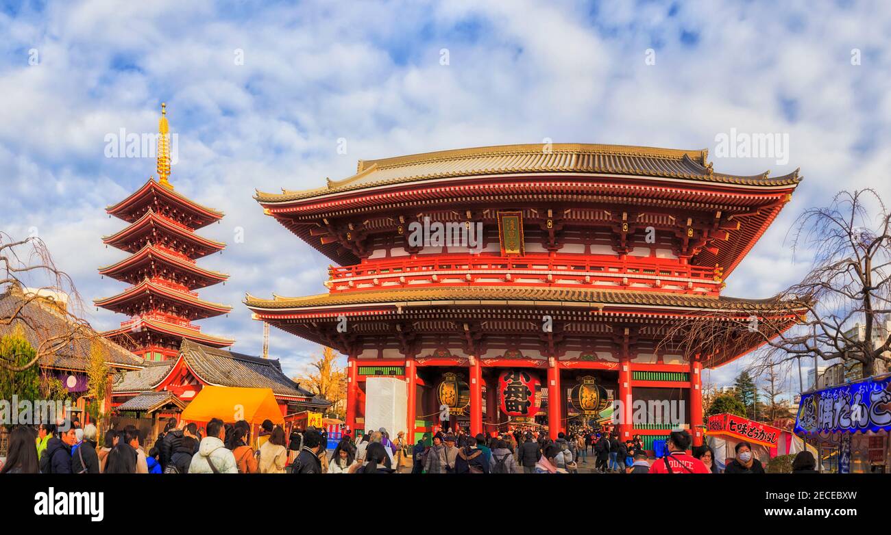 Tokyo, Japon - 2 janvier 2020 : porte principale du temple Senso Ji shinto et pagode avec une foule méconnaissable de personnes. Banque D'Images