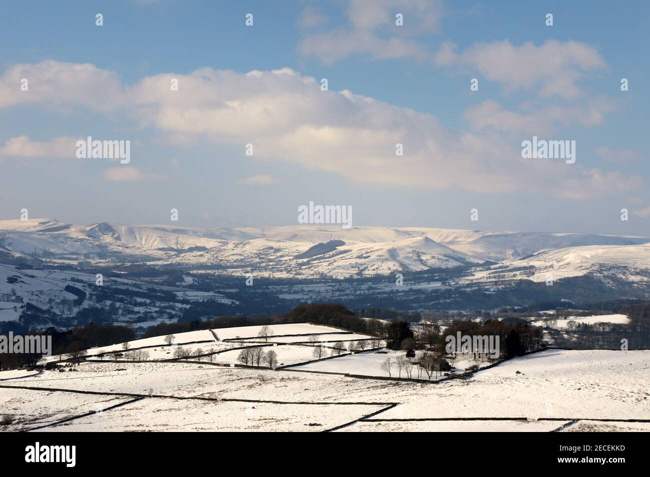 Vue sur le Scraperlow Farmhouse depuis Hathersage Moor avec vue Au loin, au-dessus de la vallée de l'espoir Banque D'Images