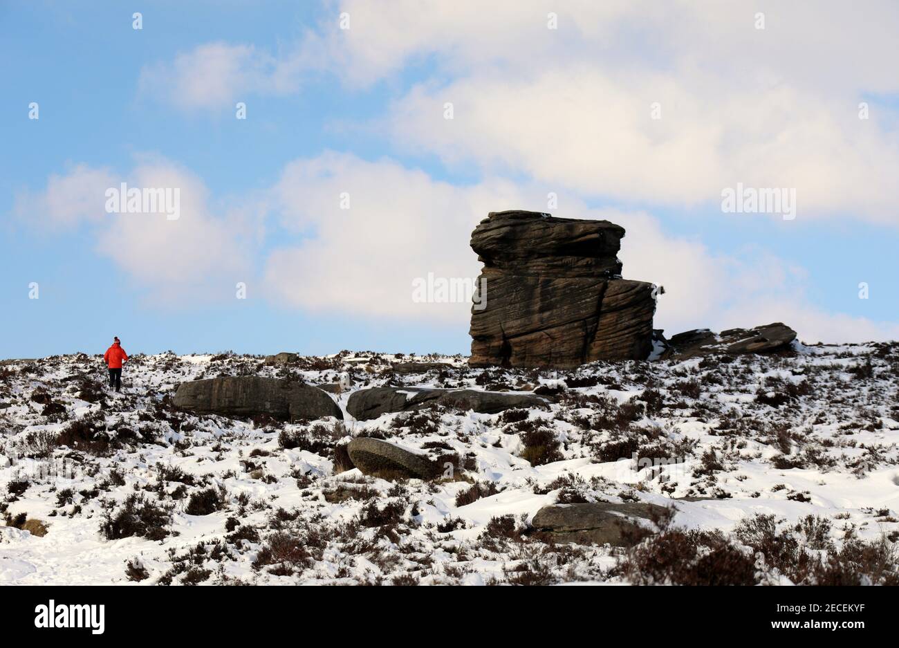 Promenade hivernale jusqu'au rocher de Gratstone de Mother Cap à surprise View Dans le parc national de Peak District Banque D'Images