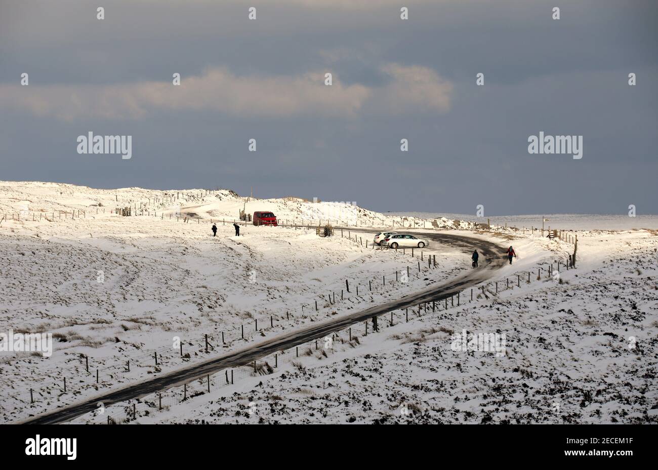 Neige d'hiver sur Ringinglow Road qui est un itinéraire populaire Au parc national de Peak District Banque D'Images