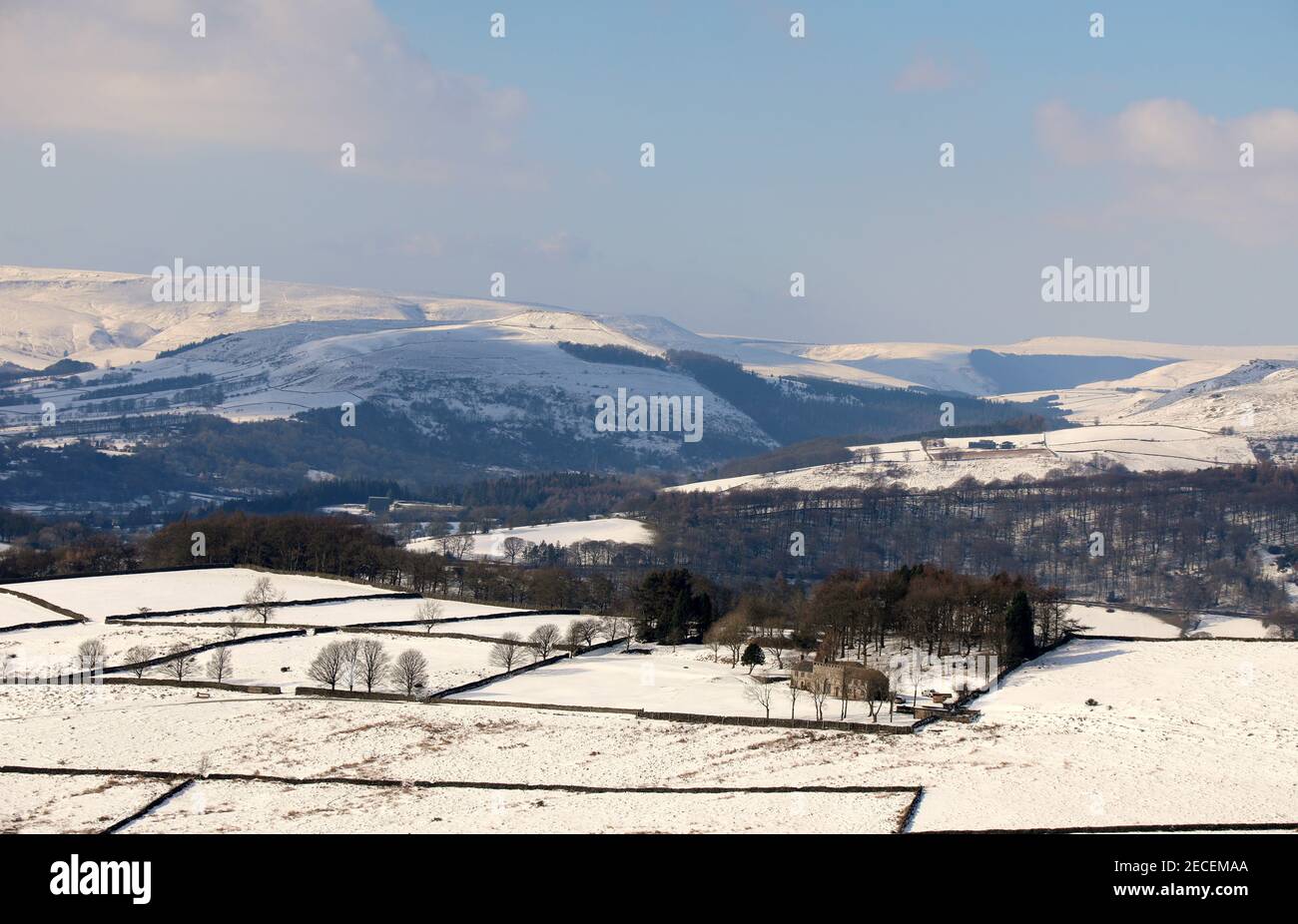 Vue sur le Scraperlow Farmhouse depuis Hathersage Moor avec vue Au loin, au-dessus de la vallée de l'espoir Banque D'Images