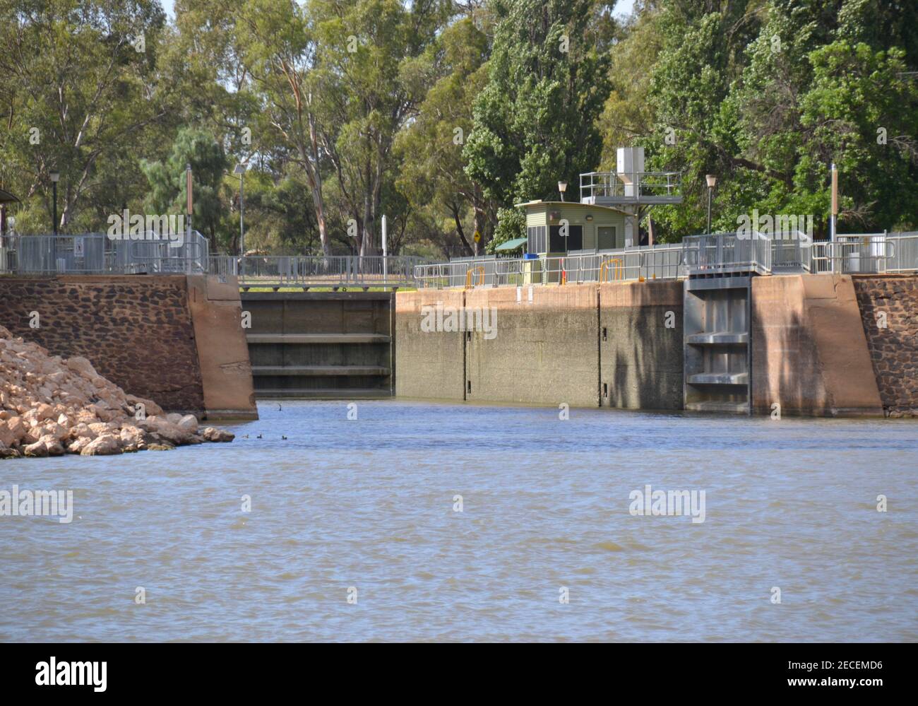 Ouvrir les portes hydrauliques mécaniques de l'écluse 11 près de Mildura on Le système Murray Darling River dans l'arrière-pays australien Banque D'Images