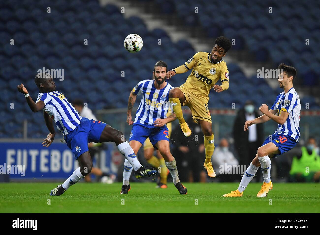 Stade Dragao, Porto, Portugal. 13 février 2021. Championnat portugais de  football, FC Porto versus Boa Vista; Malang Sarr, Fábio Vieira du FC Porto  perdre la tête à Angel Gomes de Boa Vista