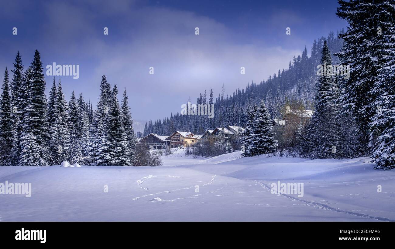 Carte de Noël scène du paysage de la neige à la station de ski Sun Peaks, dans les Highlands Shuswap de la Colombie-Britannique, Canada Banque D'Images