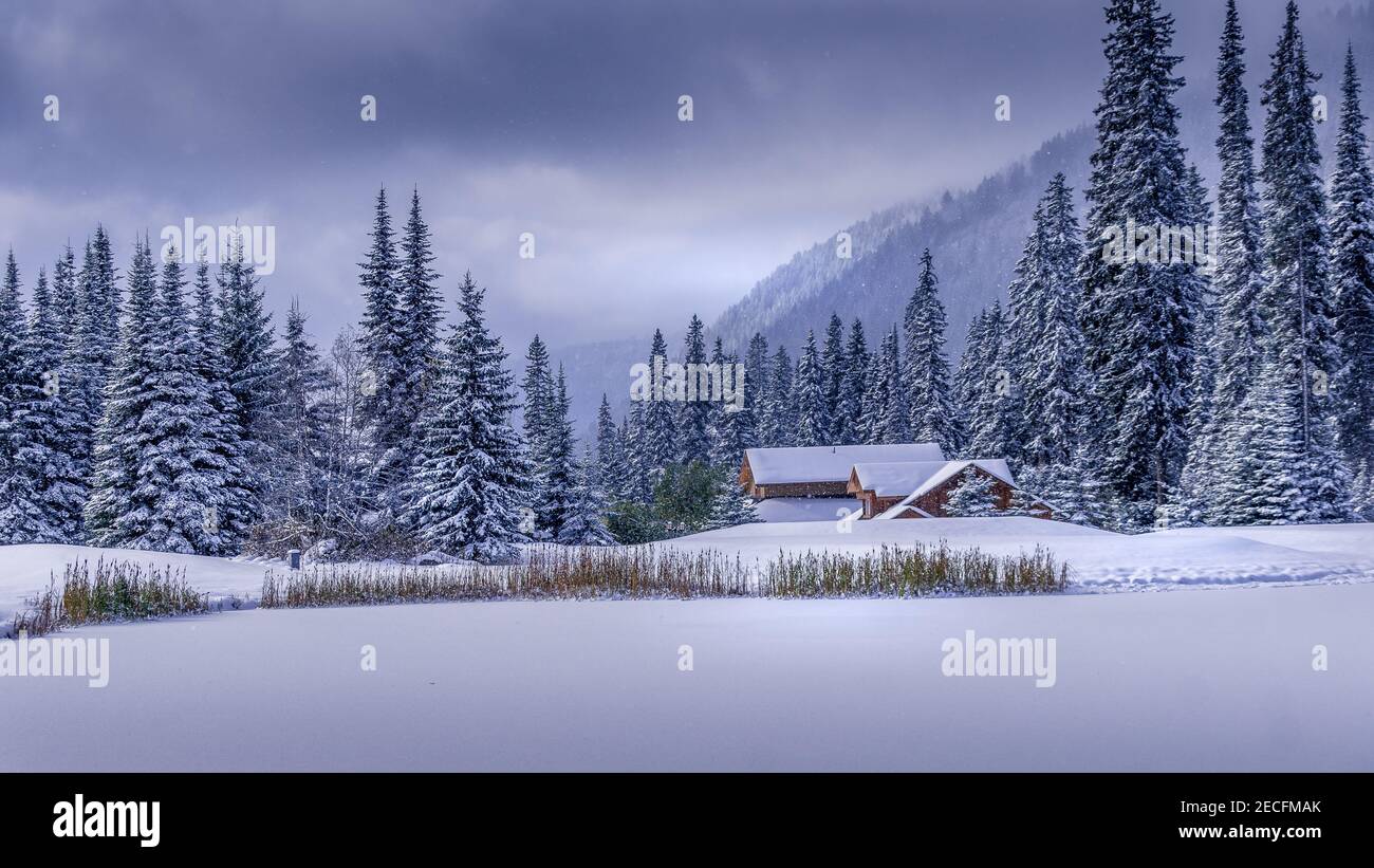 Carte de Noël scène du paysage de la neige à la station de ski Sun Peaks, dans les Highlands Shuswap de la Colombie-Britannique, Canada Banque D'Images