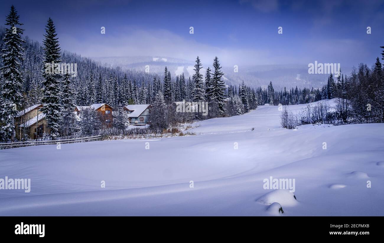 Carte de Noël scène du paysage de la neige à la station de ski Sun Peaks, dans les Highlands Shuswap de la Colombie-Britannique, Canada Banque D'Images