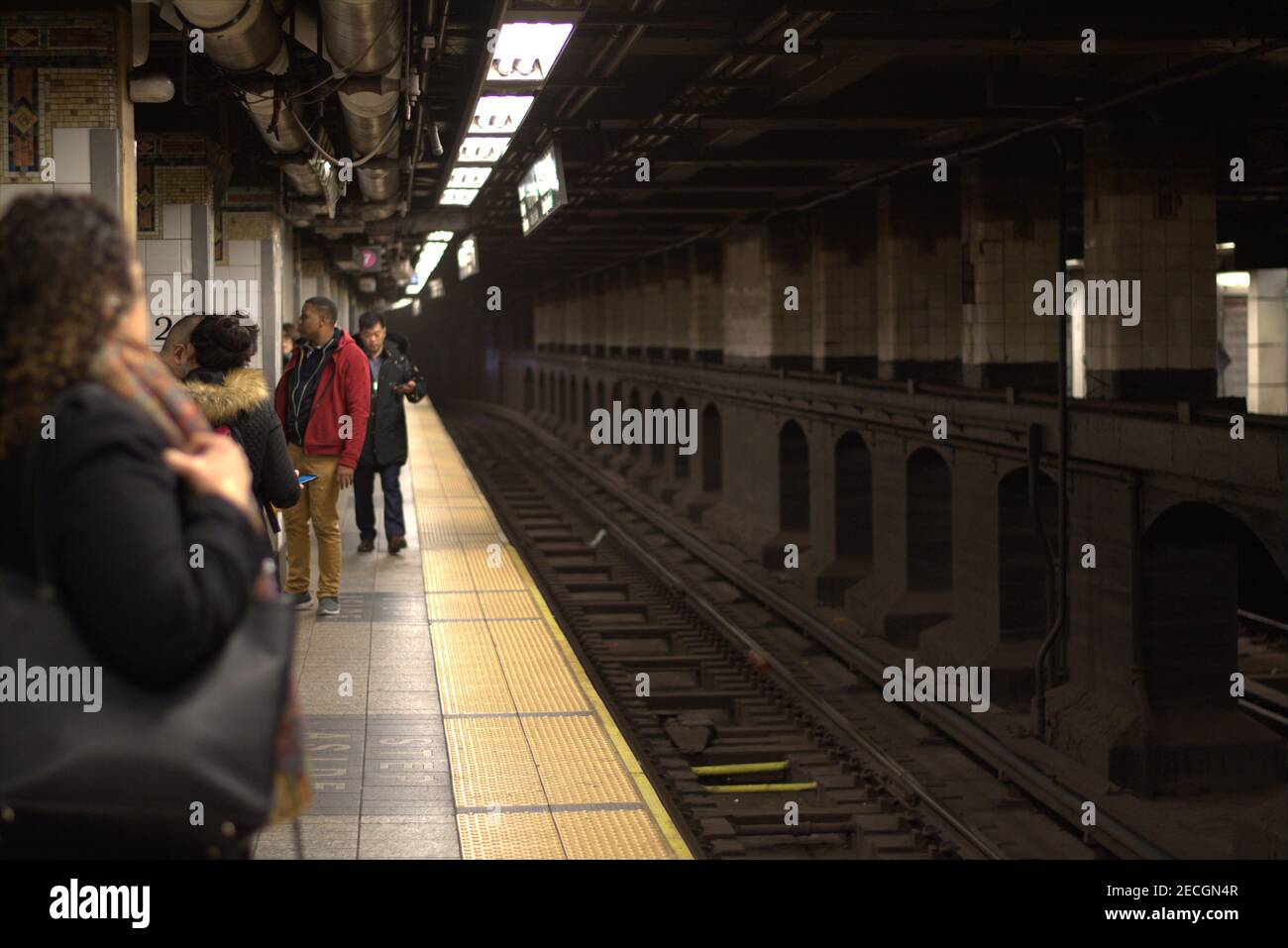 Les spectateurs de la plateforme à la gare Grand Central de Midtown Manhattan, New York. Banque D'Images
