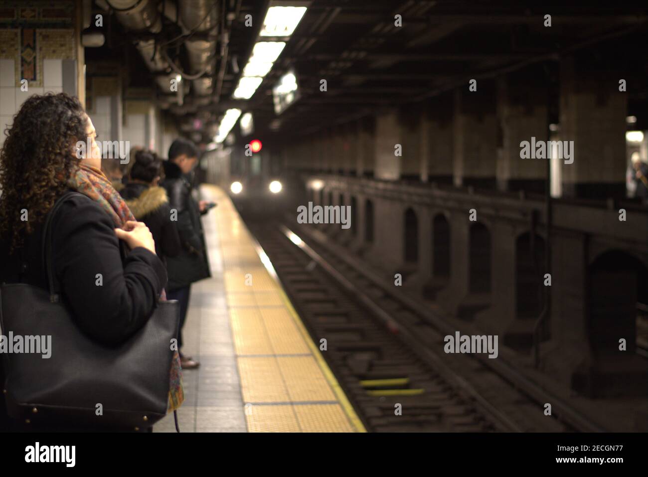 Les spectateurs de la plateforme à la gare Grand Central de Midtown Manhattan, New York. Banque D'Images