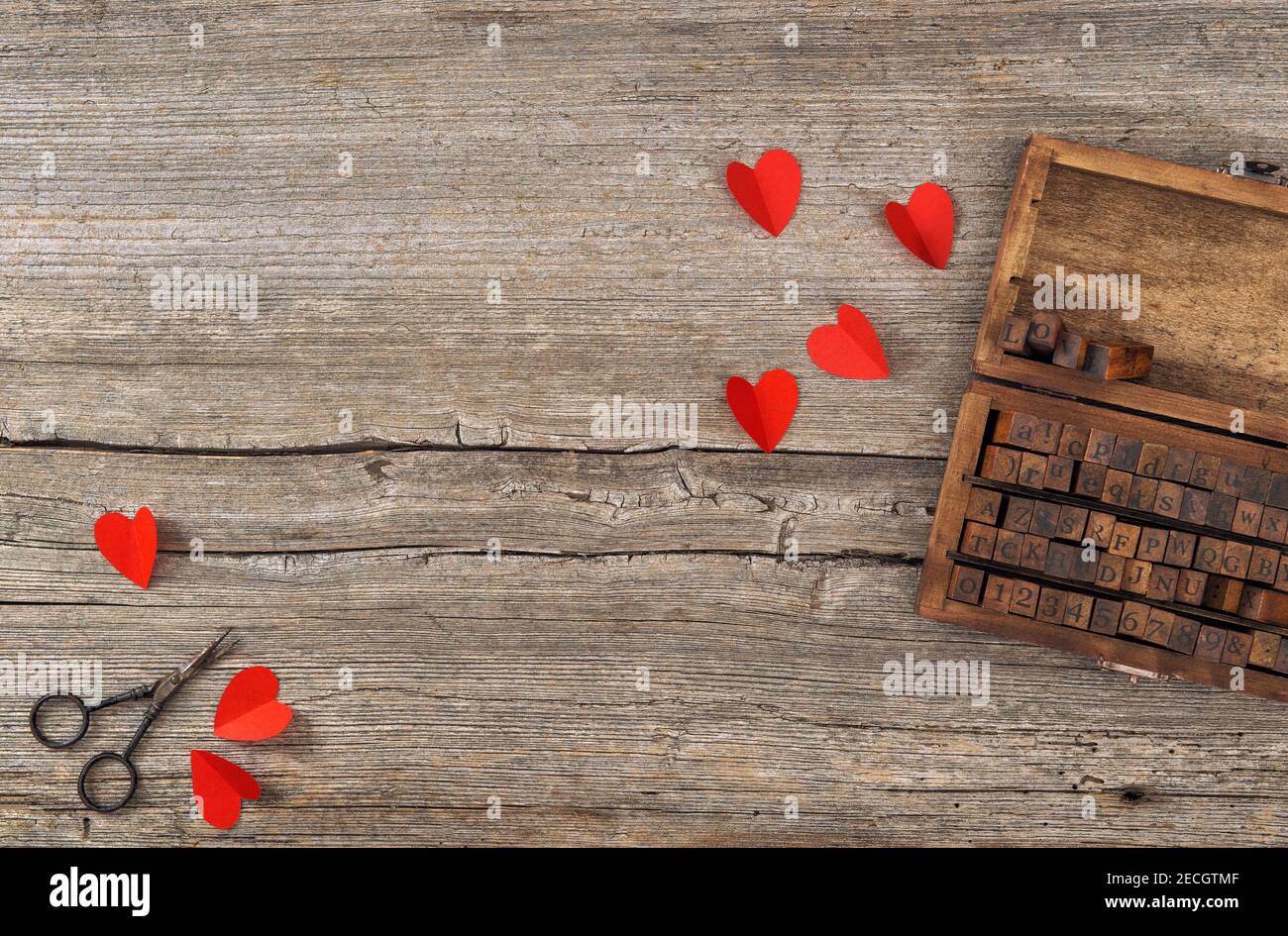 Contexte de la Saint-Valentin. Coeurs rouges avec décoration vintage Banque D'Images