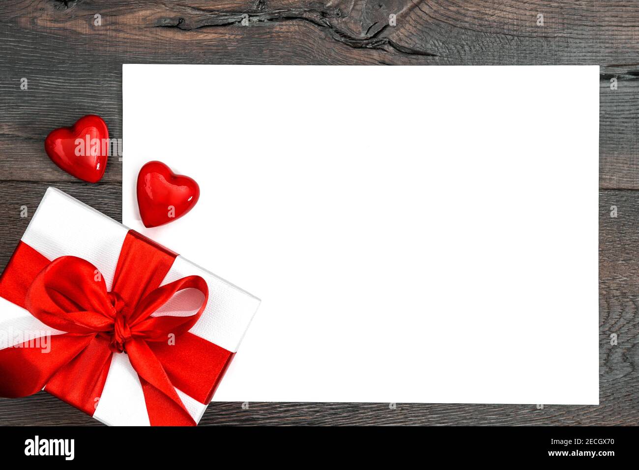 Décoration en papier blanc et coeurs rouges. Modèle de jour de Saint-Valentin Banque D'Images