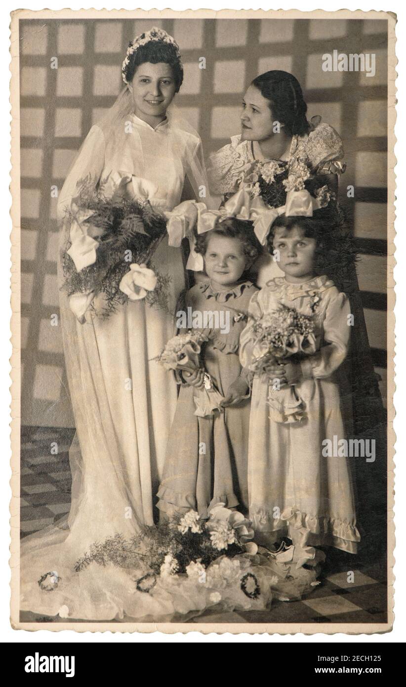 Photo de mariage vintage. Portrait de la mariée avec de petites filles. Image nostalgique grain et rayures du film original Banque D'Images