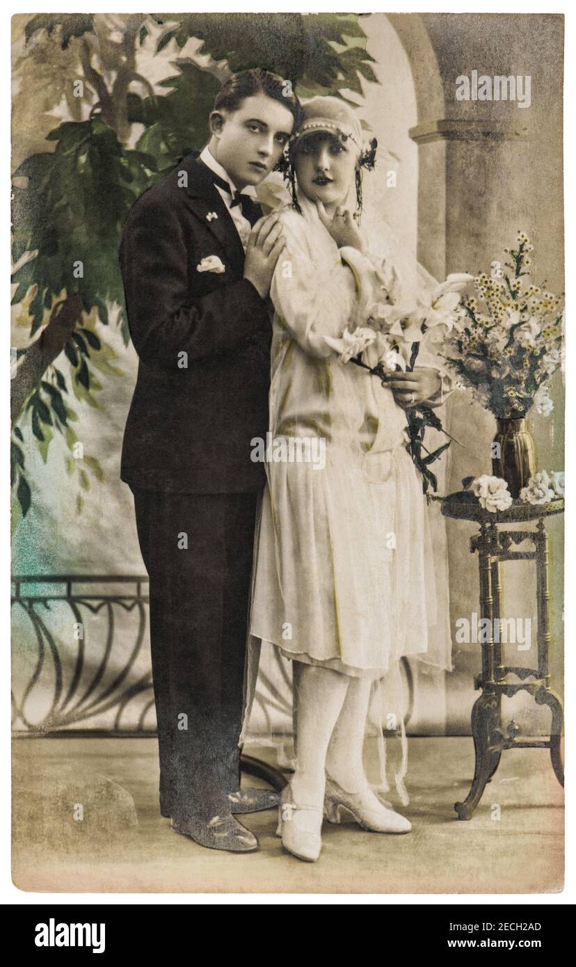 Couple amoureux portant des vêtements vintage. Photo d'ancienne mode avec grain et flou de film original Banque D'Images