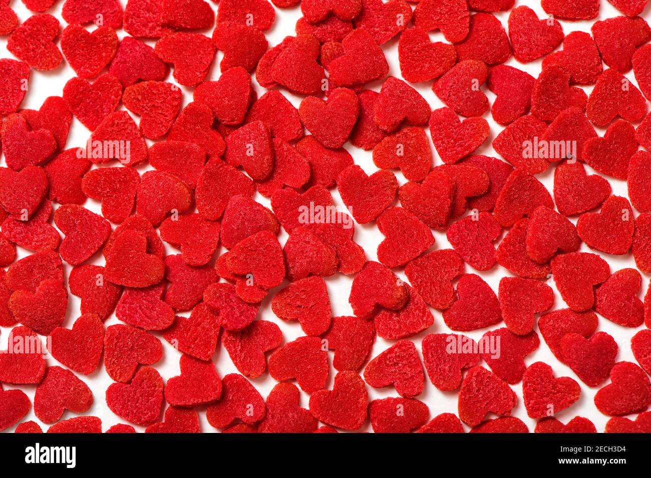 Texture des coeurs de sucre rouge. Contexte de la Saint-Valentin Banque D'Images