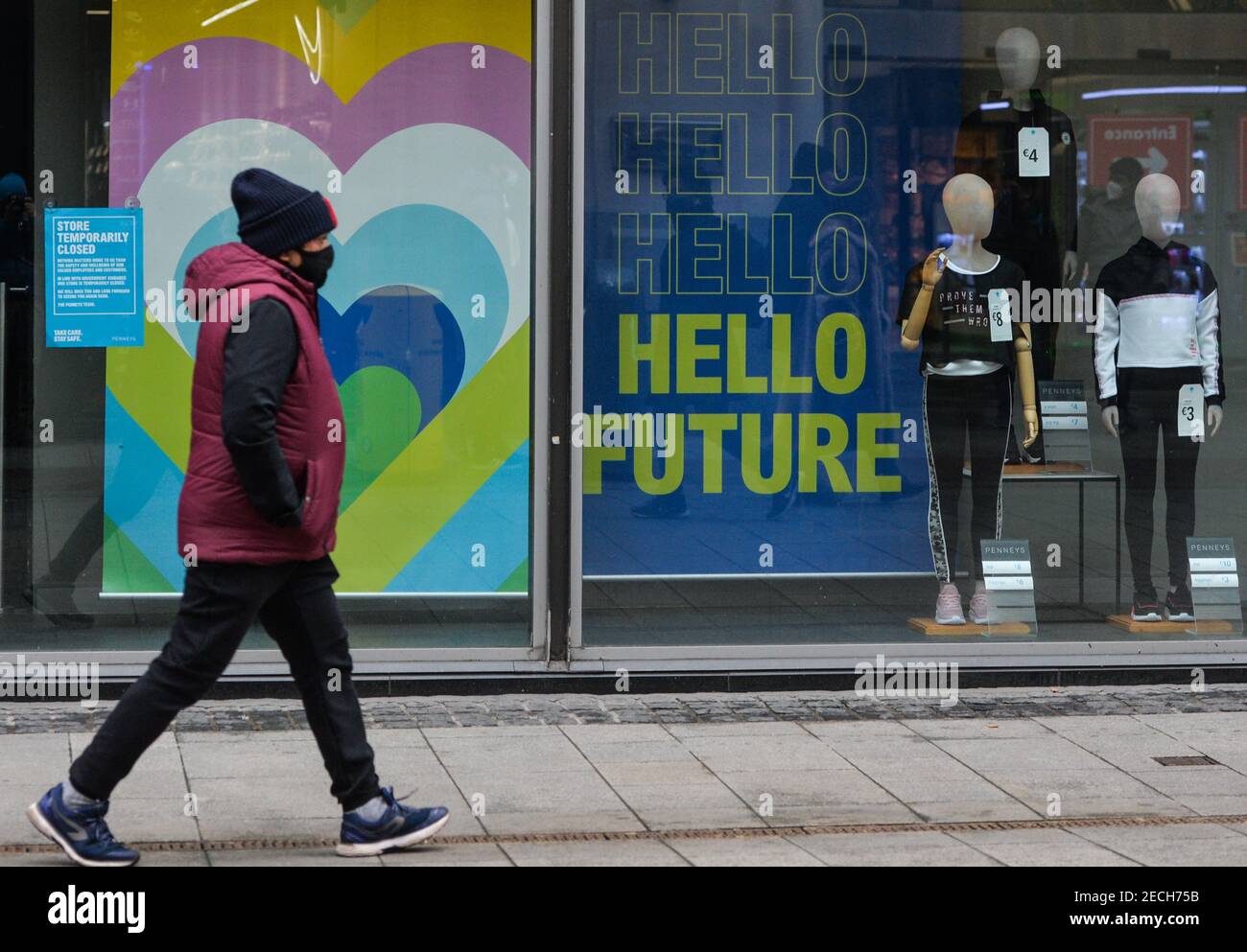 Dublin, Irlande. 13 février 2021. Un homme portant un masque de visage passe devant la nouvelle fenêtre de Penneys avec une affiche qui lit « Hello future » sur Henry Street. Crédit : SOPA Images Limited/Alamy Live News Banque D'Images
