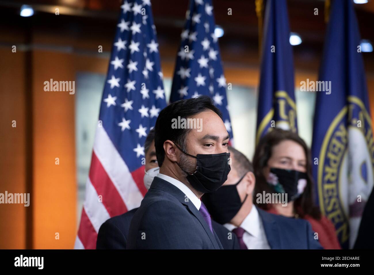 Le représentant des États-Unis Joaquin Castro (démocrate du Texas) écoute tandis que la Présidente de la Chambre des représentants des États-Unis Nancy Pelosi (démocrate de Californie) fait des remarques lors d'une conférence de presse au Capitole des États-Unis, Après que le Sénat américain a voté 57-43 pour acquitter l'ancien président Donald J. Trump sur une accusation d'impeachment d'incitation à l'attaque contre le Capitole des États-Unis, à Washington, DC, le samedi 13 février 2021. Crédit : Rod Lamkey/CNP | utilisation dans le monde entier Banque D'Images